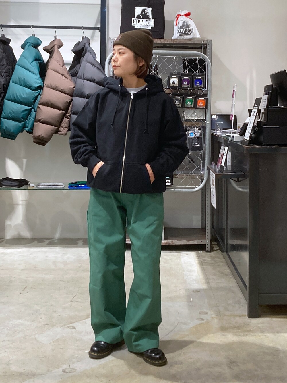 「オトナカジュアル、ジップパーカ、エクストララージ、XLARGE、いいね、save、フォローお願いします🤑、低身長、ストリート、低身長コーデ、低身長女子」｜「XLARGEのLOGO PATCHED CUFF BEANIE（ニットキャップ/ビーニー、ブラウン系）」を使った、沼田亜樹さん（レディース・156cm）の冬コーディネートの2枚目の写真