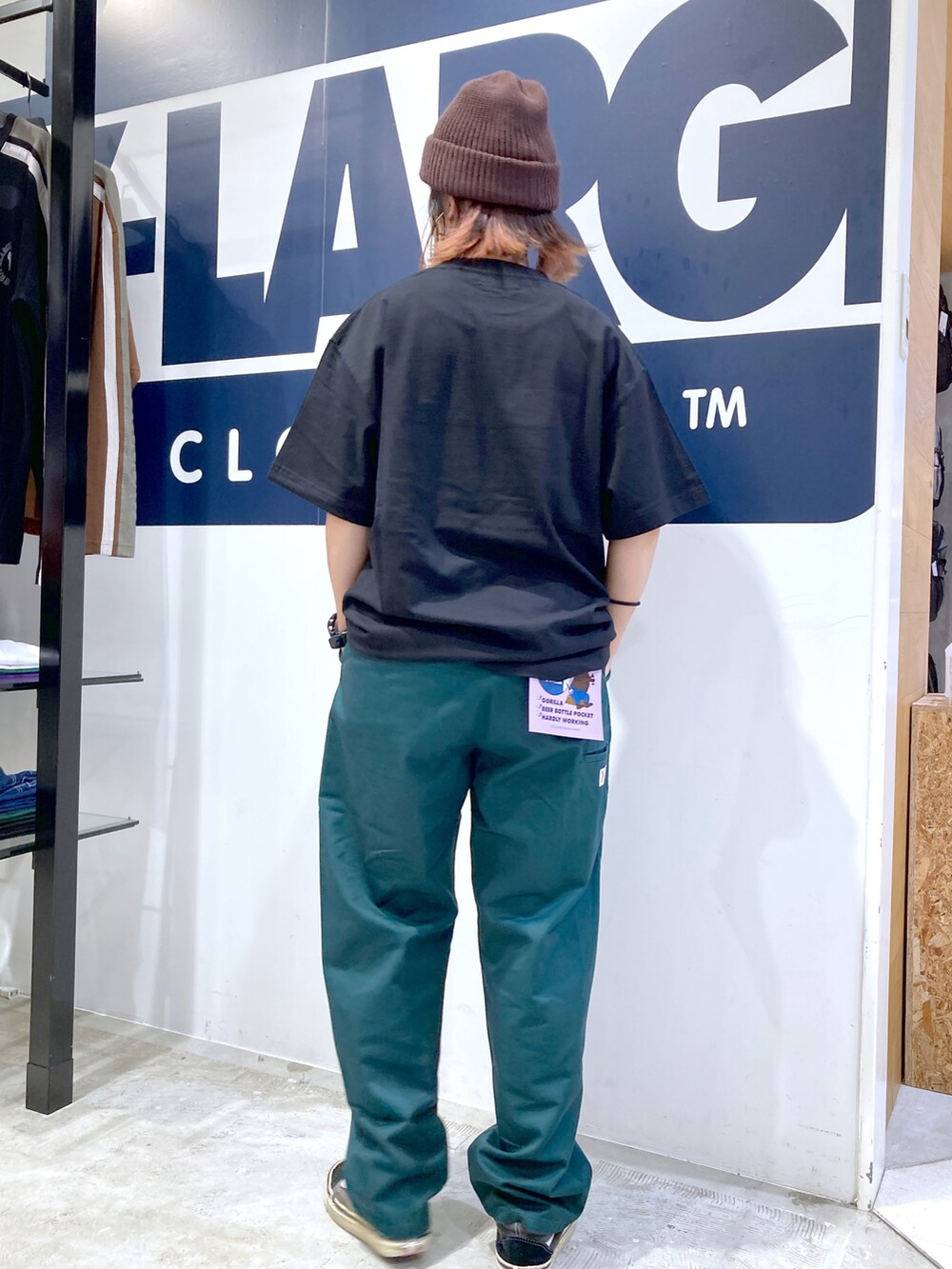 「お出かけコーデ、秋コーデ、スニーカー、ストリート、ストリート女子、低身長女子」｜「XLARGEのアイテム（ニットキャップ/ビーニー、ブラウン系）」を使った、沼田亜樹さん（レディース・156cm）の夏コーディネートの2枚目の写真