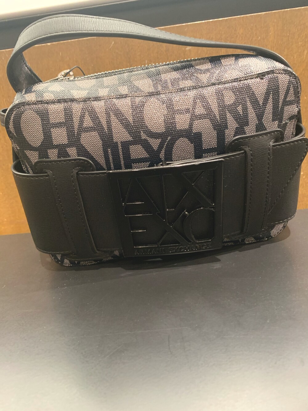 ブラック系のダウンジャケット/コート、ブラック系のショルダーバッグ、ベージュ系のワンピースを着用したレディースの冬コーディネートの2枚目の写真