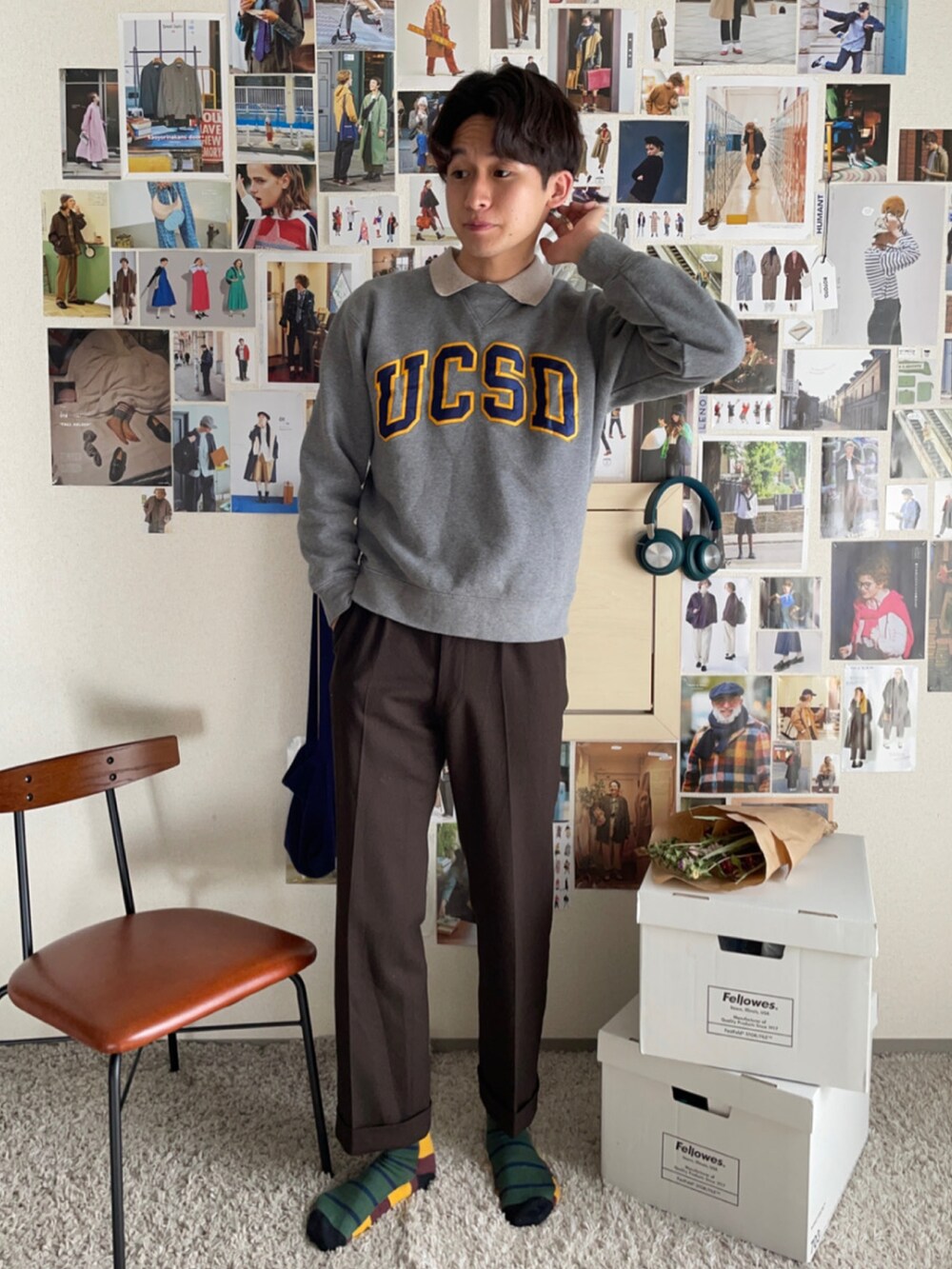 ベージュ系のポロシャツ、グレー系のスウェット、その他のソックス/靴下を着用したメンズの春コーディネートの2枚目の写真