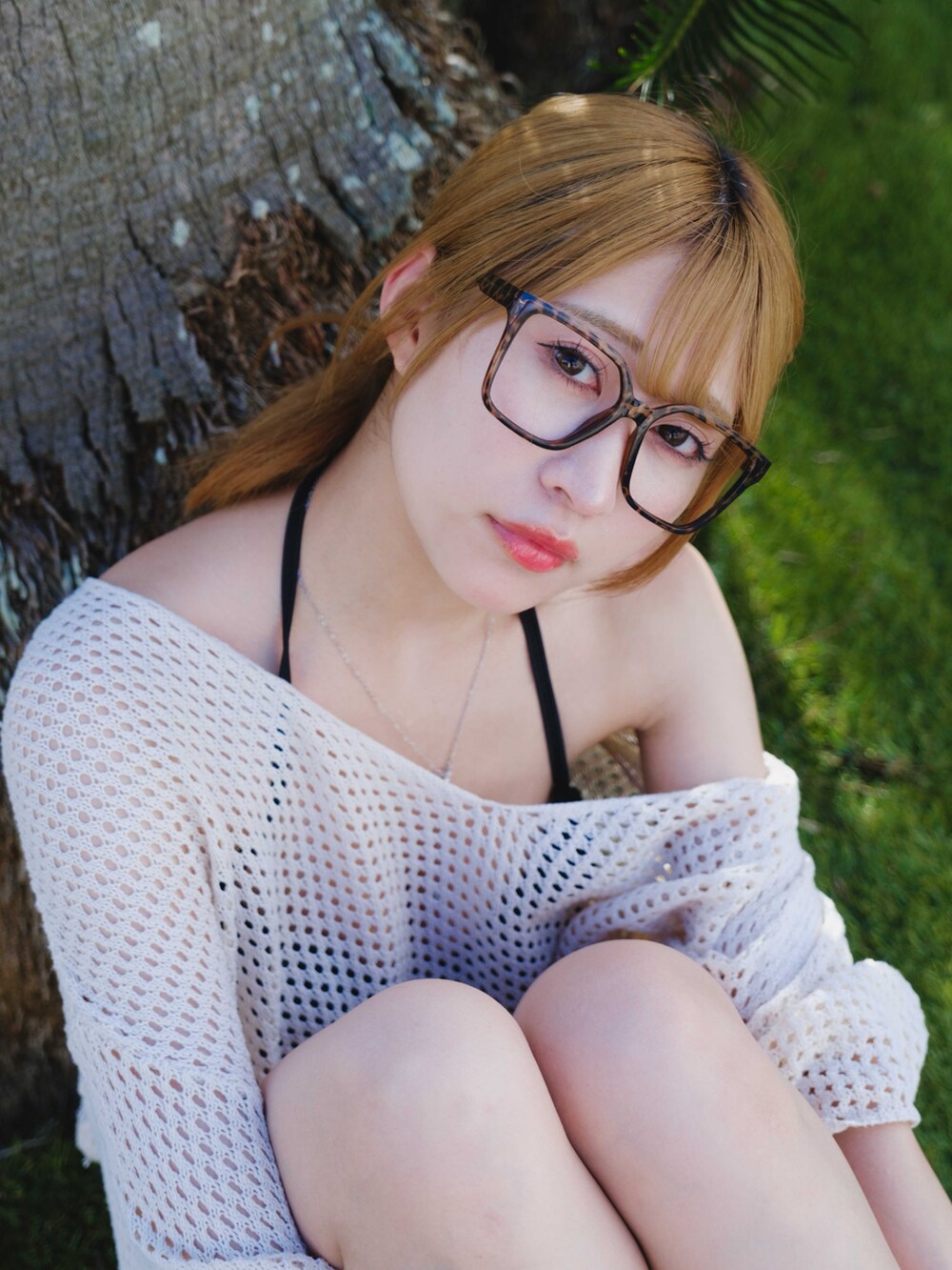 ホワイト系のトップス、ベージュ系のニット/セーターを着用したレディースの夏コーディネートの2枚目の写真