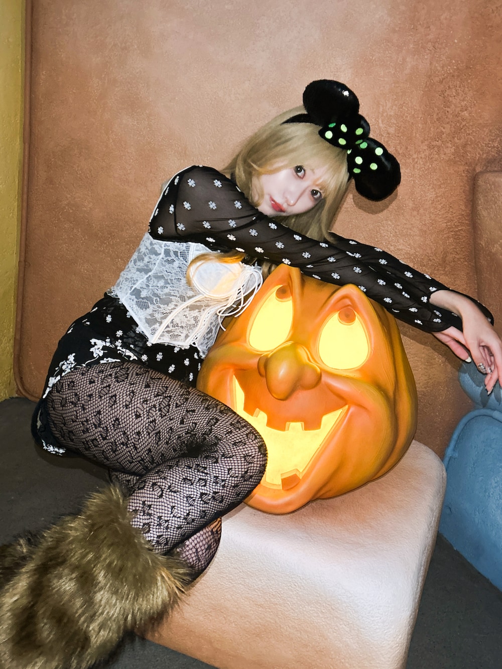 ブラック系のTシャツ/カットソー、ブラック系のその他パンツを着用したレディースの秋コーディネートの2枚目の写真