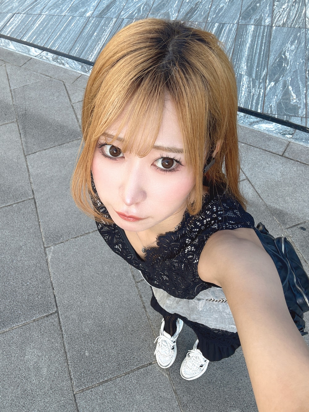 グレー系のシャツ/ブラウスを着用したレディースの夏コーディネートの2枚目の写真