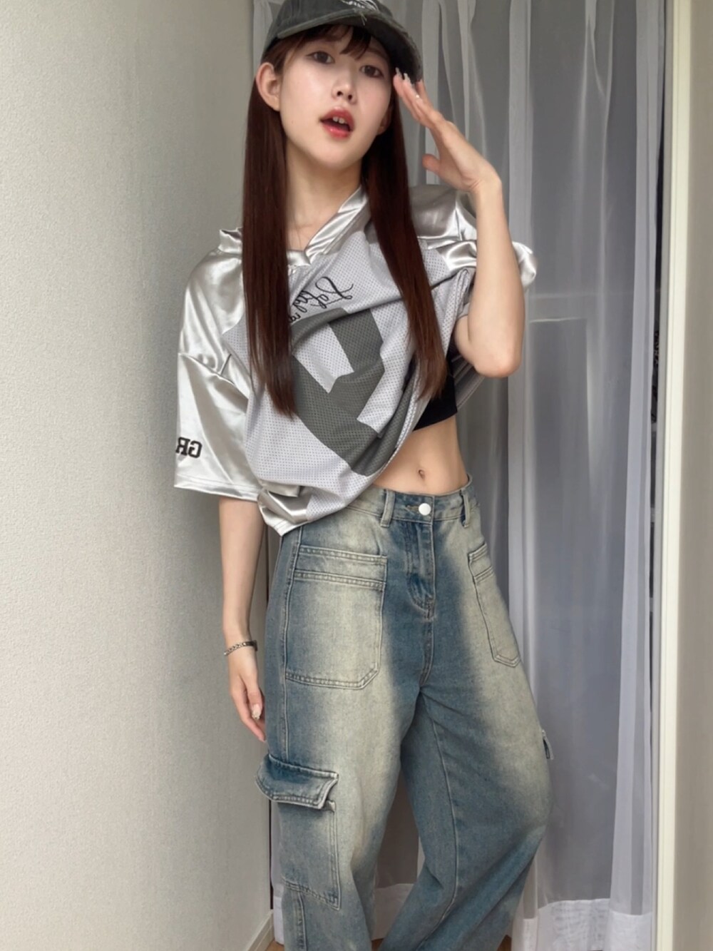 シルバー系のTシャツ/カットソーを着用したレディースの春コーディネートの4枚目の写真