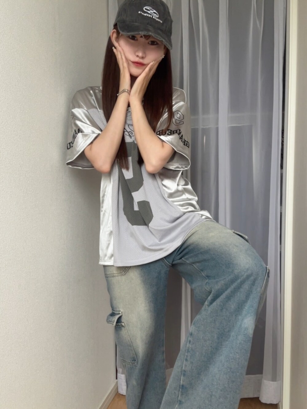 シルバー系のTシャツ/カットソーを着用したレディースの春コーディネートの5枚目の写真