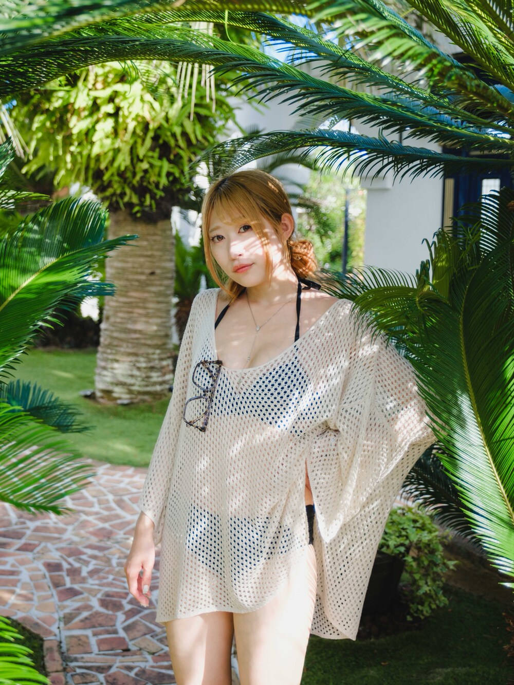 ホワイト系のトップス、ベージュ系のニット/セーターを着用したレディースの夏コーディネートの4枚目の写真