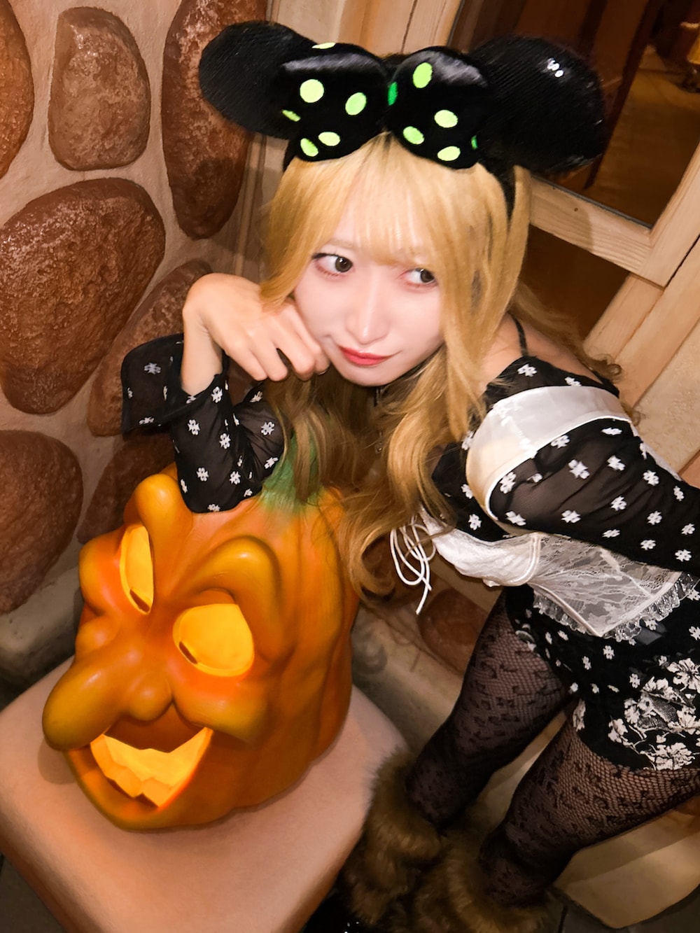 ブラック系のTシャツ/カットソー、ブラック系のその他パンツを着用したレディースの秋コーディネートの3枚目の写真