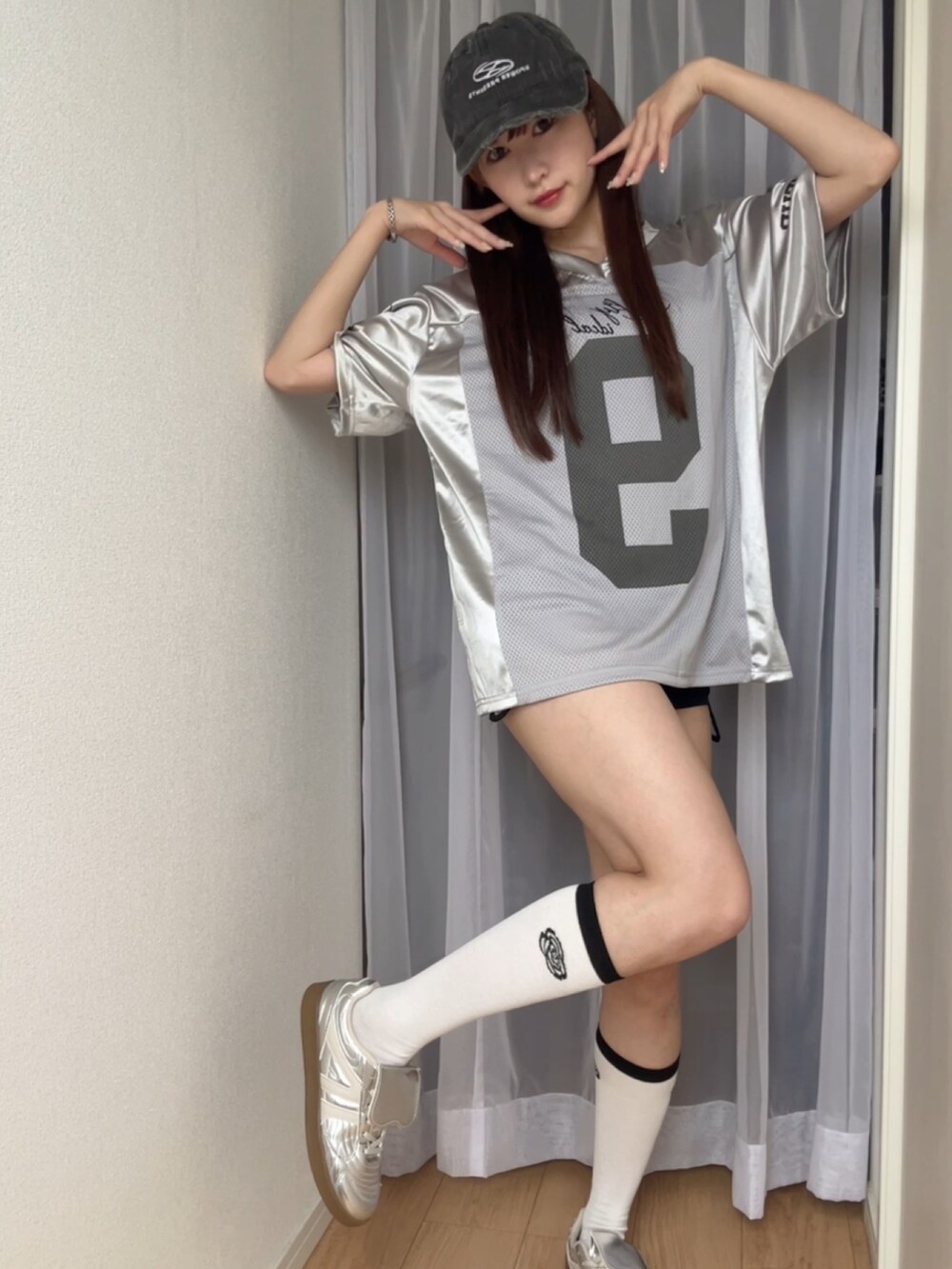 シルバー系のTシャツ/カットソーを着用したレディースの春コーディネートの2枚目の写真