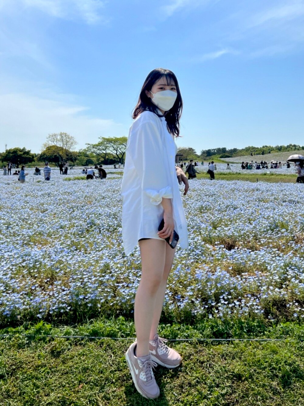 「大人カジュアル、サイクリング、Polo Ralph Lauren、シャツスタイル、mystic、ハーフパンツ、NIKE、エアマックス、ネモフィラ、ビッグシルエット、シンプル、ホワイト、ブラック」｜「POLO RALPH LAURENのアイコニック オックスフォード シャツ（シャツ/ブラウス、ホワイト系）」を使った、mackeyさん（レディース・156cm）の春コーディネートの2枚目の写真