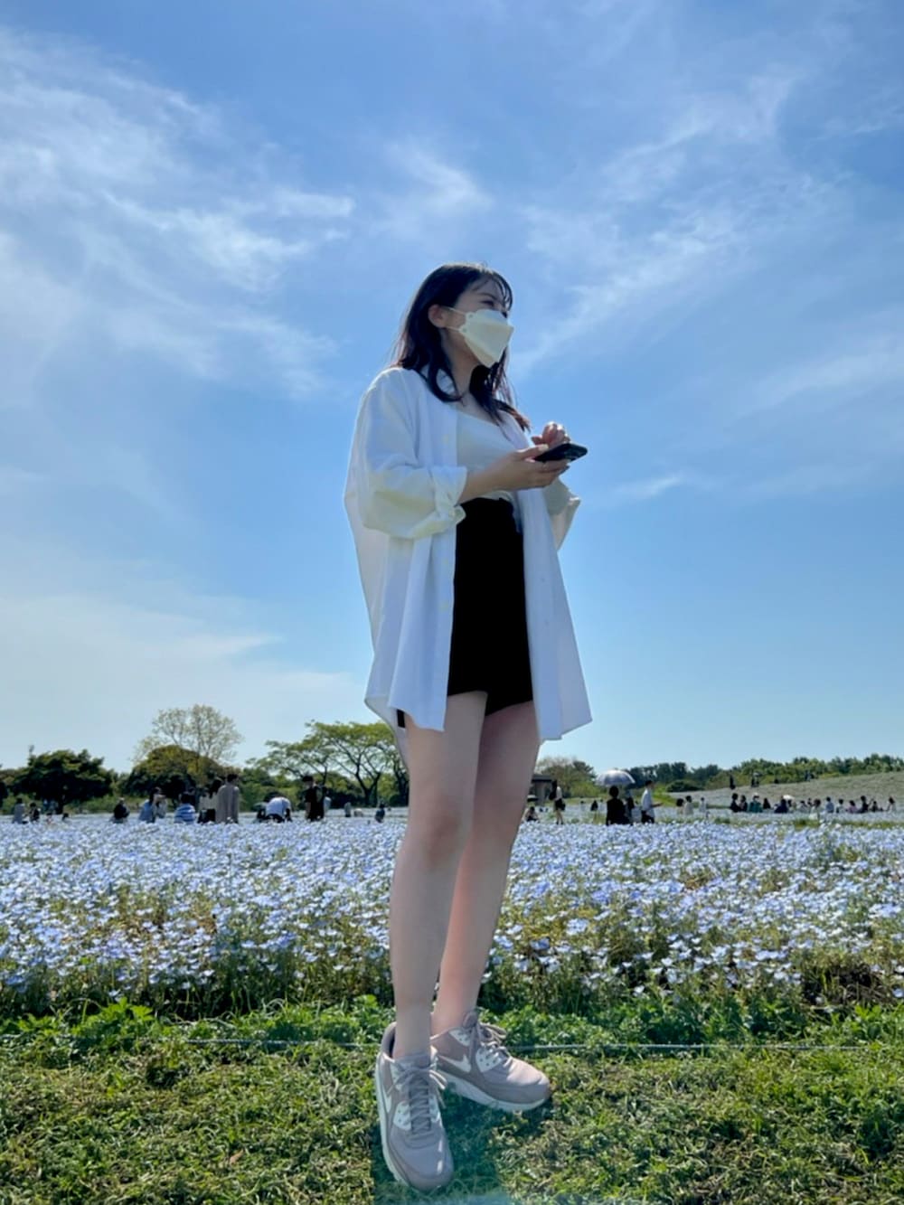「大人カジュアル、サイクリング、Polo Ralph Lauren、シャツスタイル、mystic、ハーフパンツ、NIKE、エアマックス、ネモフィラ、ビッグシルエット、シンプル、ホワイト、ブラック」｜「POLO RALPH LAURENのアイコニック オックスフォード シャツ（シャツ/ブラウス、ホワイト系）」を使った、mackeyさん（レディース・156cm）の春コーディネートの3枚目の写真