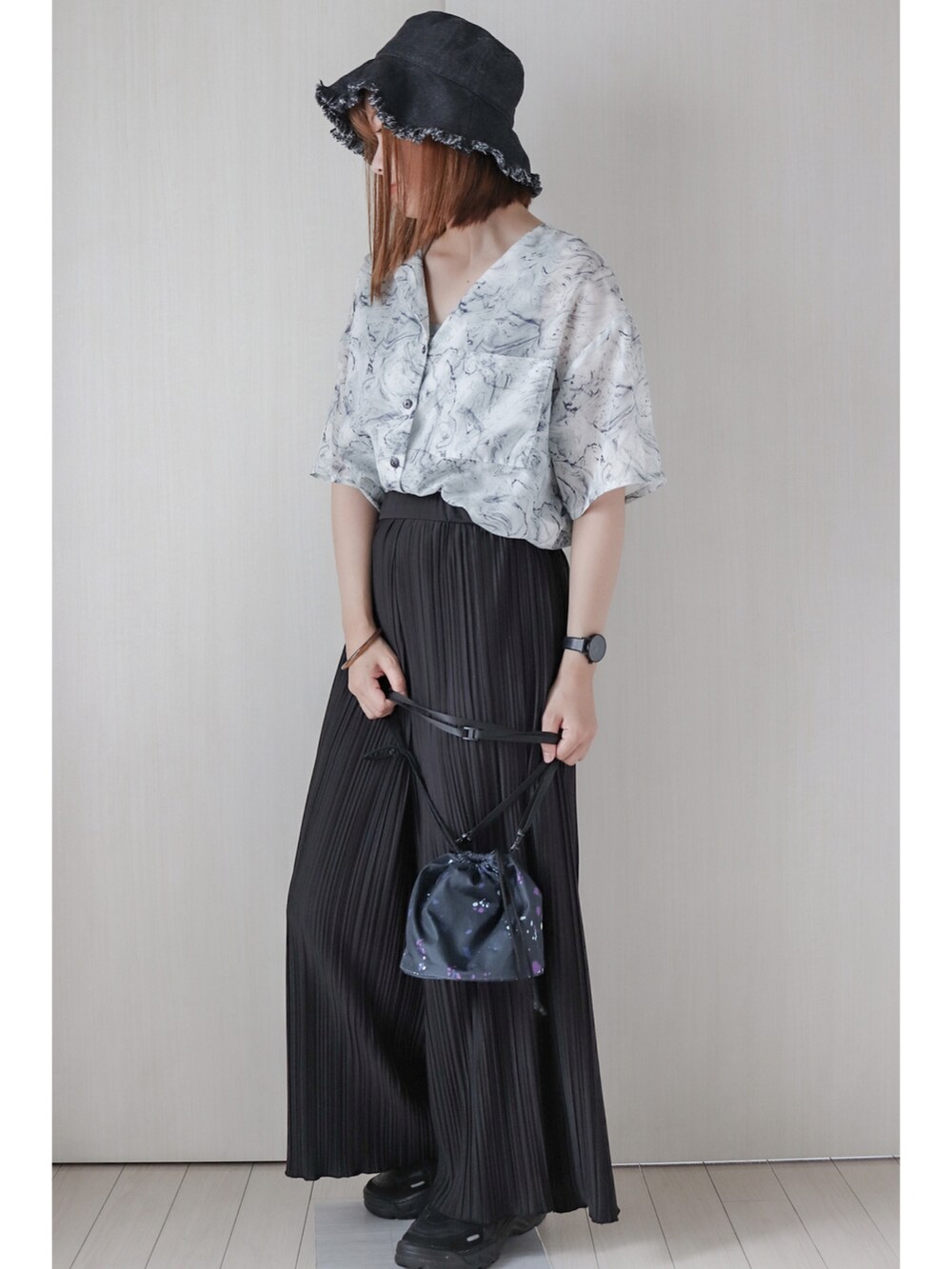 グレー系のシャツ/ブラウス、ブラック系のその他パンツ、その他のショルダーバッグを着用したレディースの夏コーディネートの2枚目の写真