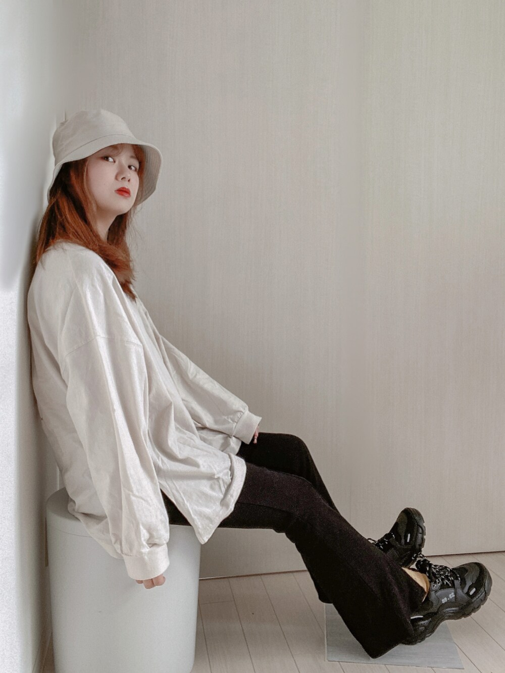 レッド系のTシャツ/カットソー、ブラック系のパンツ、ブラック系のスニーカーを着用したレディースの春コーディネートの2枚目の写真