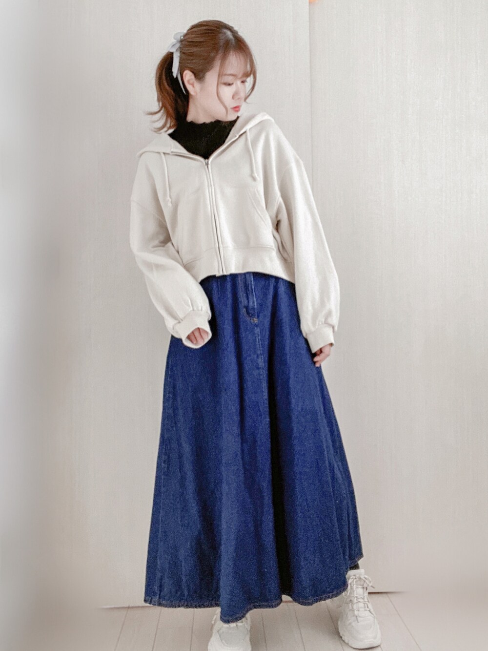 ホワイト系のパーカー、ブラック系のTシャツ/カットソー、ブルー系のデニムスカートを着用したレディースの春コーディネートの3枚目の写真