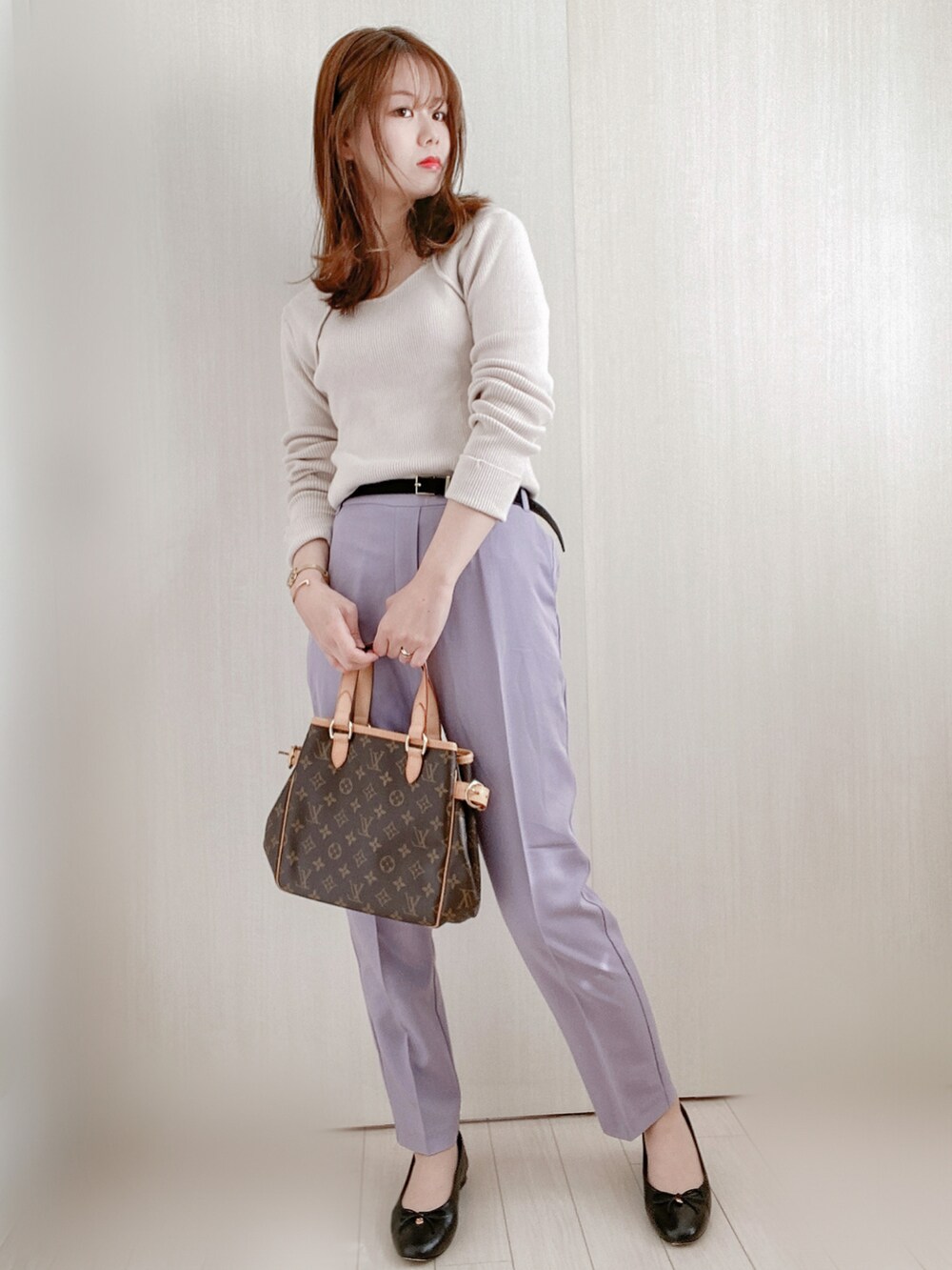 ホワイト系のニット/セーター、パープル系のスラックス、ブラック系のパンプスを着用したレディースの冬コーディネートの2枚目の写真