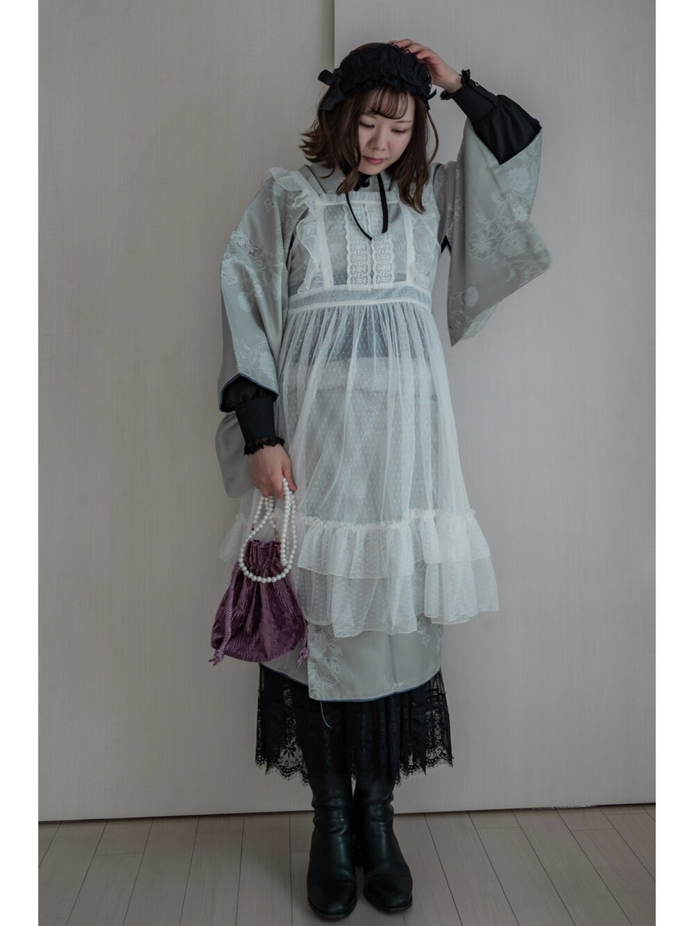 ブラック系のスカート、ブラック系のブーツ、グレー系の着物を着用したレディースの春コーディネートの2枚目の写真