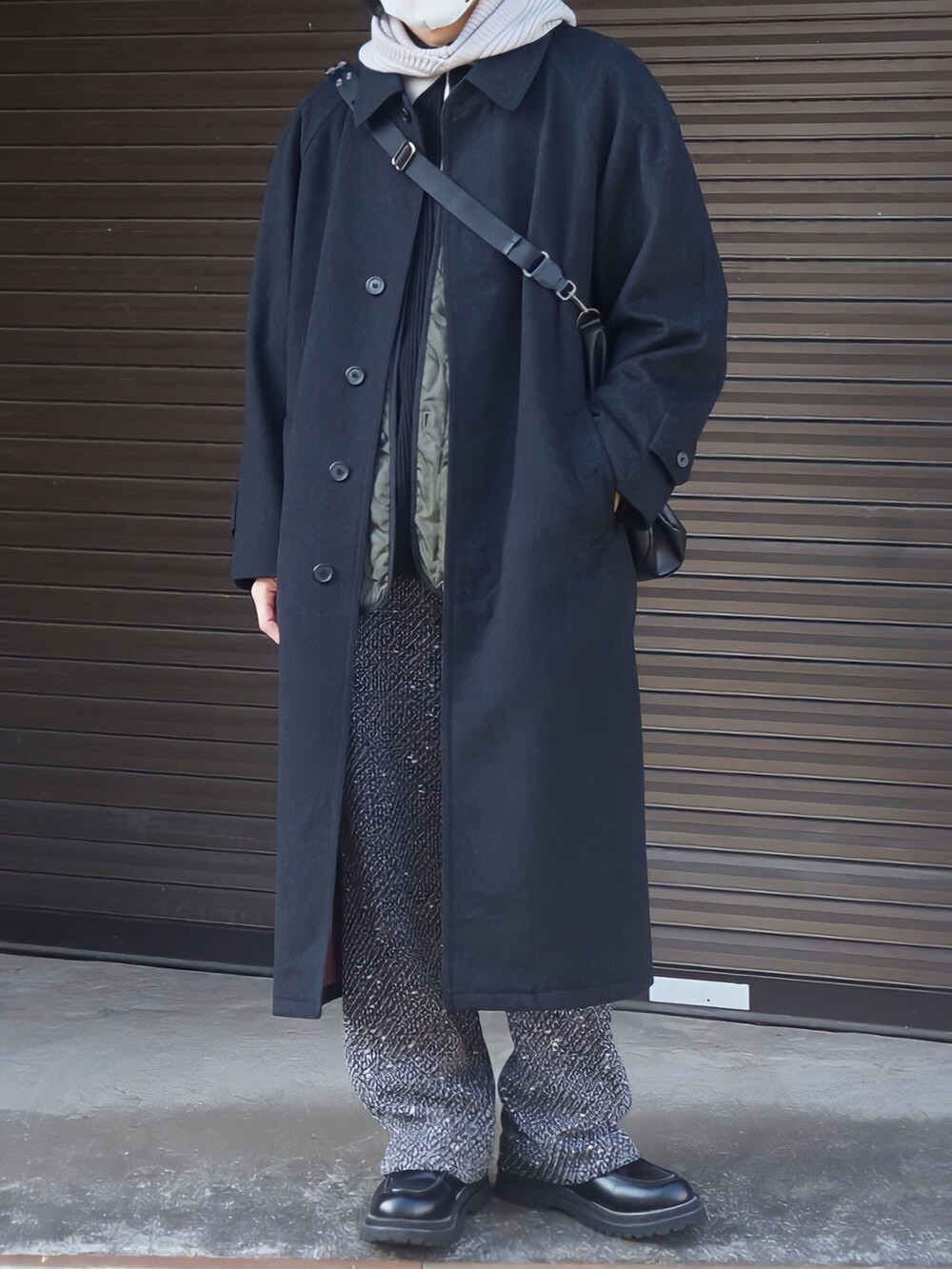 ブラック系のステンカラーコート、ブラック系のモッズコート、ブラック系のカーディガン/ボレロを着用したメンズの冬コーディネートの2枚目の写真