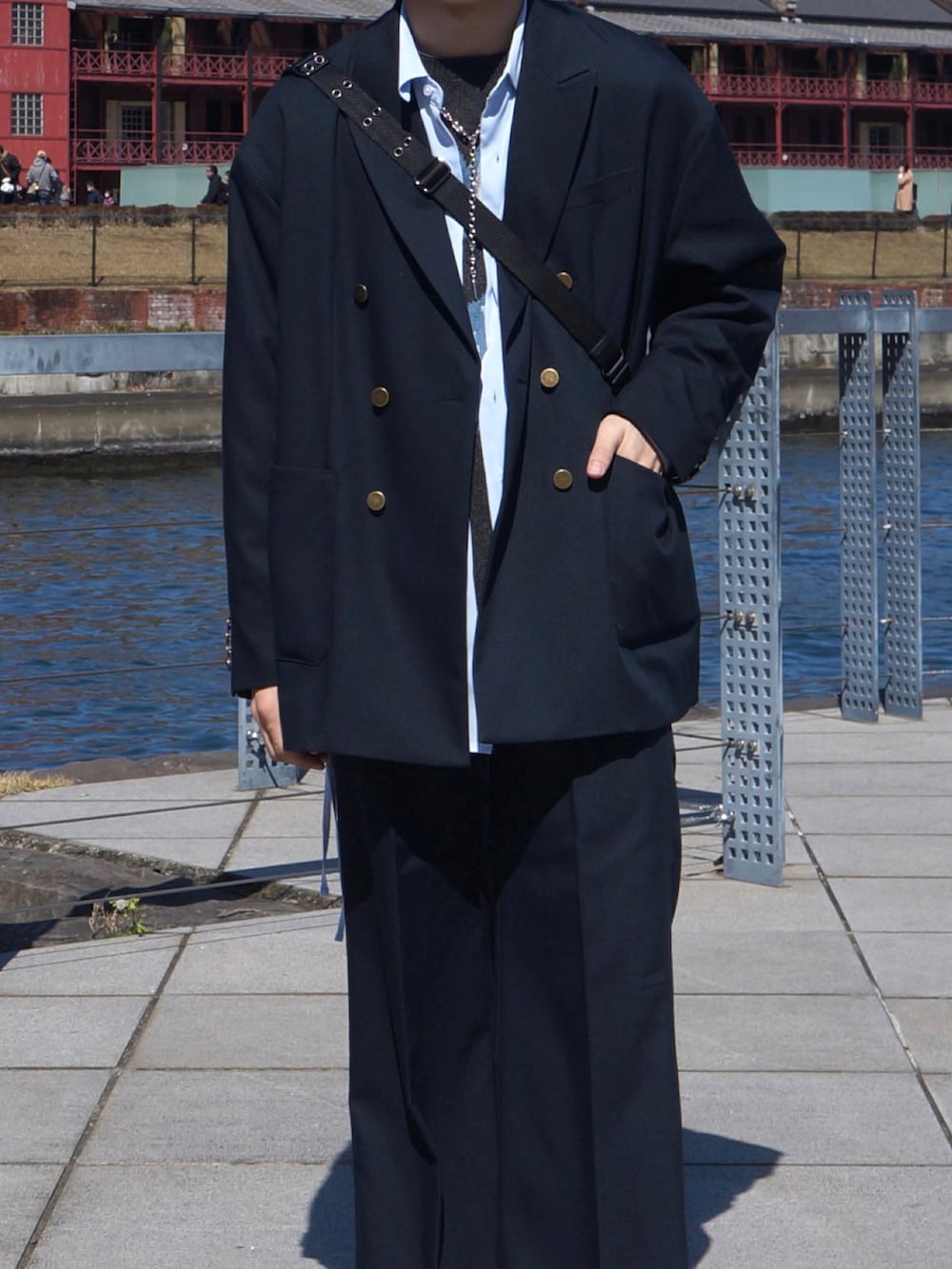 ブルー系のテーラードジャケット、ブルー系のシャツ/ブラウス、グレー系のニット/セーターを着用したメンズの春コーディネートの2枚目の写真