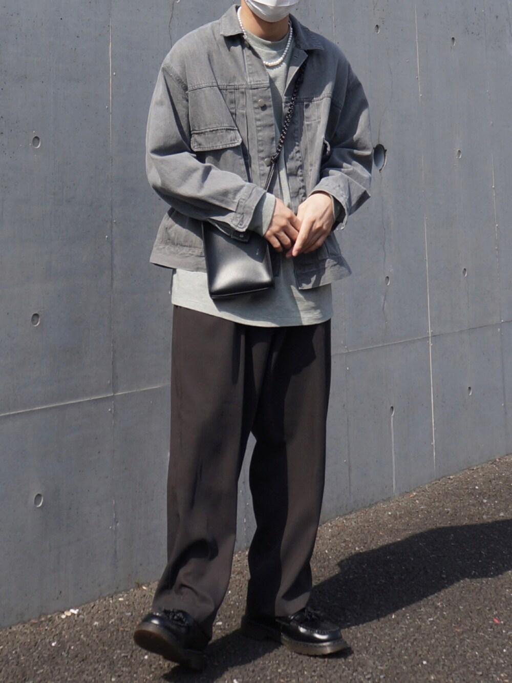 グレー系のセットアップ、グリーン系のTシャツ/カットソー、グレー系のセットアップを着用したメンズの春コーディネートの2枚目の写真