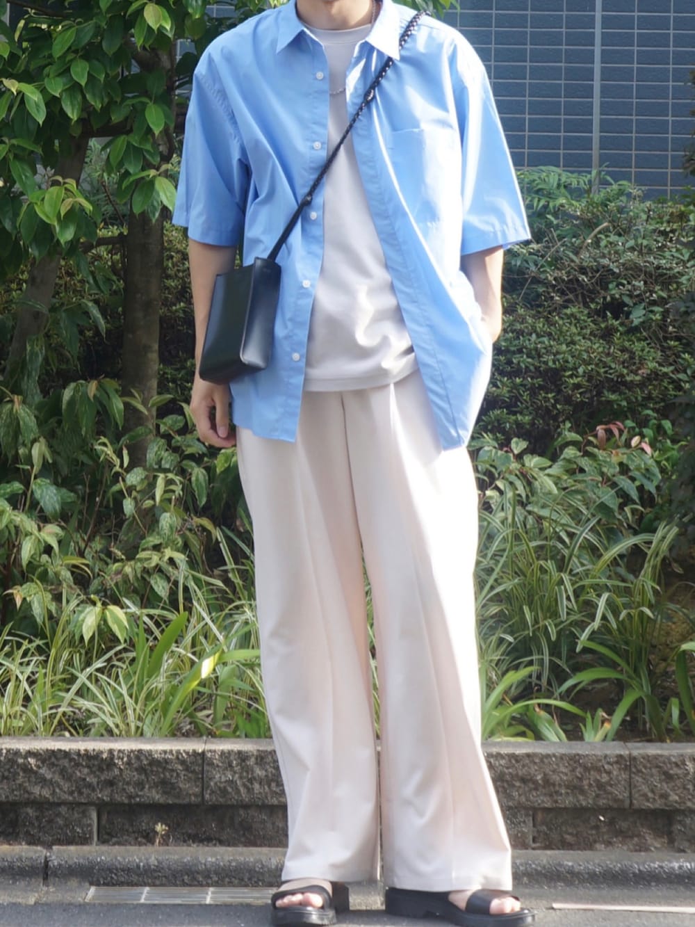 ブルー系のシャツ/ブラウス、グレー系のTシャツ/カットソー、ホワイト系のスラックスを着用したメンズの夏コーディネートの2枚目の写真