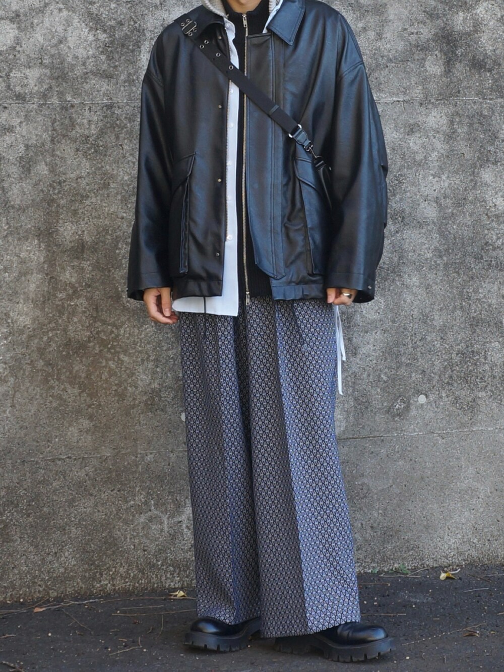 ブラック系のブルゾン、ブルー系のシャツ/ブラウス、ブラック系のカーディガン/ボレロを着用したメンズの冬コーディネートの2枚目の写真