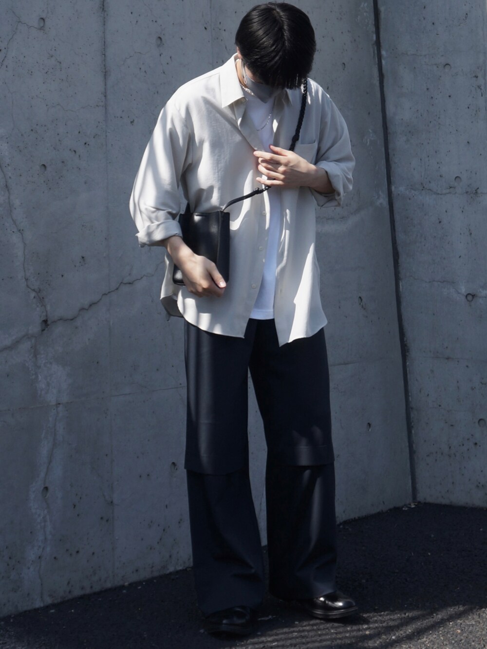 「きれいめカジュアル、カラーパンツ、ZARA、シアーシャツ、GUコーデ、プチプラコーデ、ブーツ、春コーデ、夏コーデ、ワイドパンツ、スラックス、オーバーサイズ、シャツスタイル、ショルダーバッグ、休日スタイル」｜「GUのアイテム（シャツ/ブラウス、グレー系）」を使った、ひろさん（メンズ・175cm）の春コーディネートの2枚目の写真