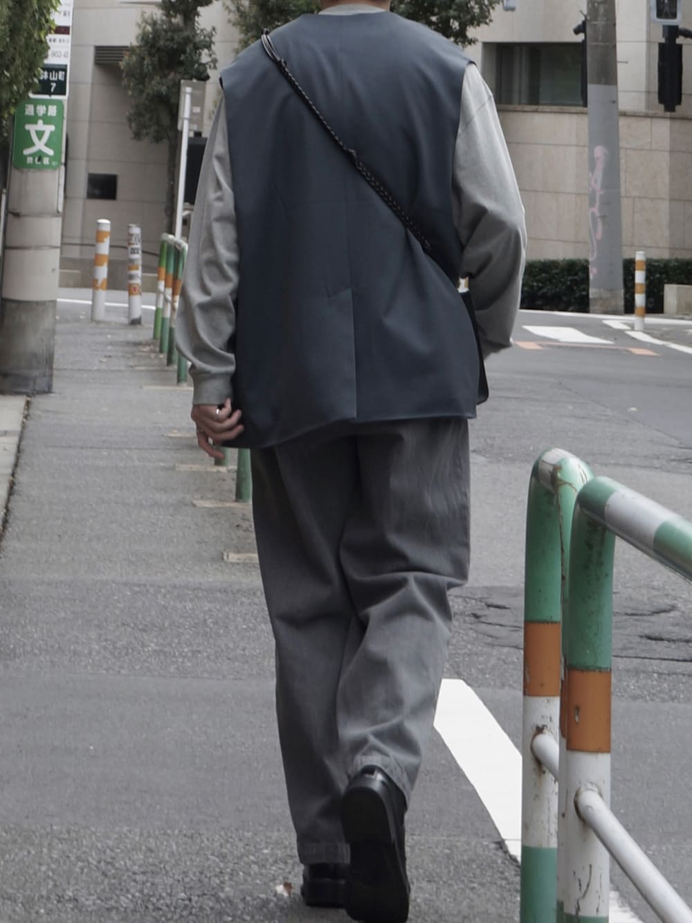 ブルー系のベスト、グリーン系のTシャツ/カットソー、グレー系のセットアップを着用したメンズの春コーディネートの2枚目の写真