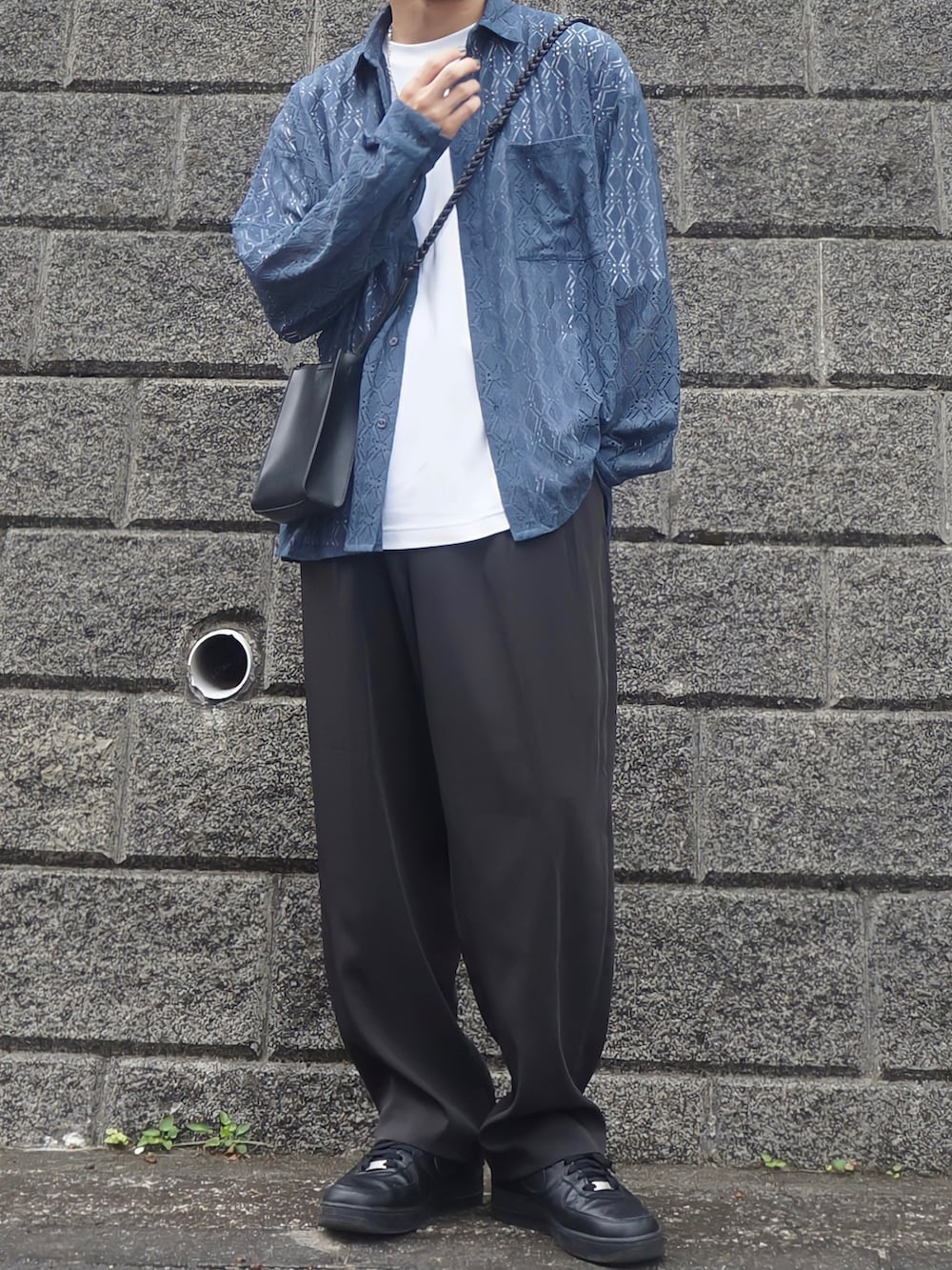 ブルー系のシャツ/ブラウス、ホワイト系のTシャツ/カットソー、グレー系のセットアップを着用したメンズの夏コーディネートの2枚目の写真