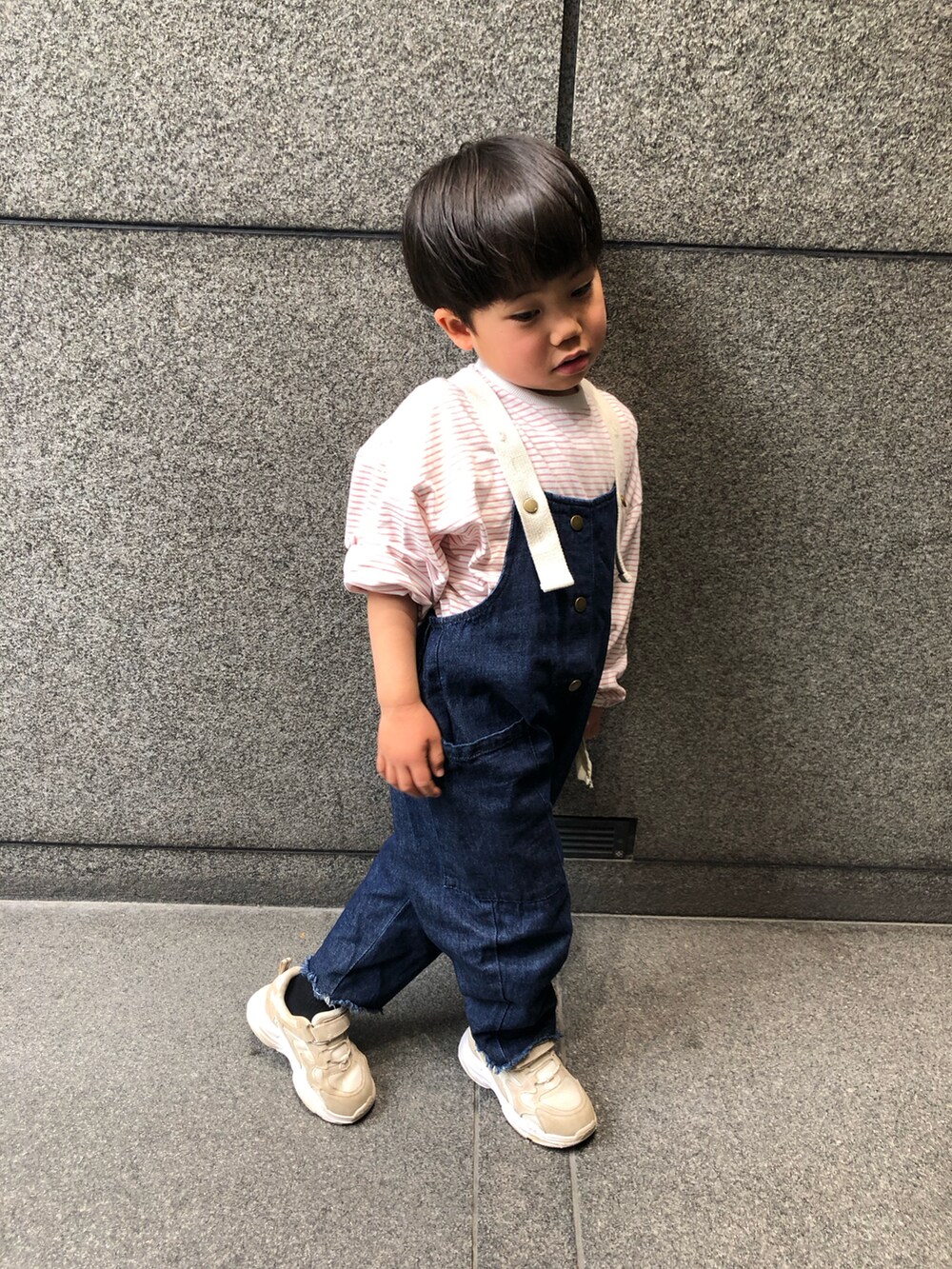 ピンク系のTシャツ/カットソー、ブルー系のサロペット/オーバーオール、ホワイト系のスニーカーを着用したキッズの春コーディネートの2枚目の写真