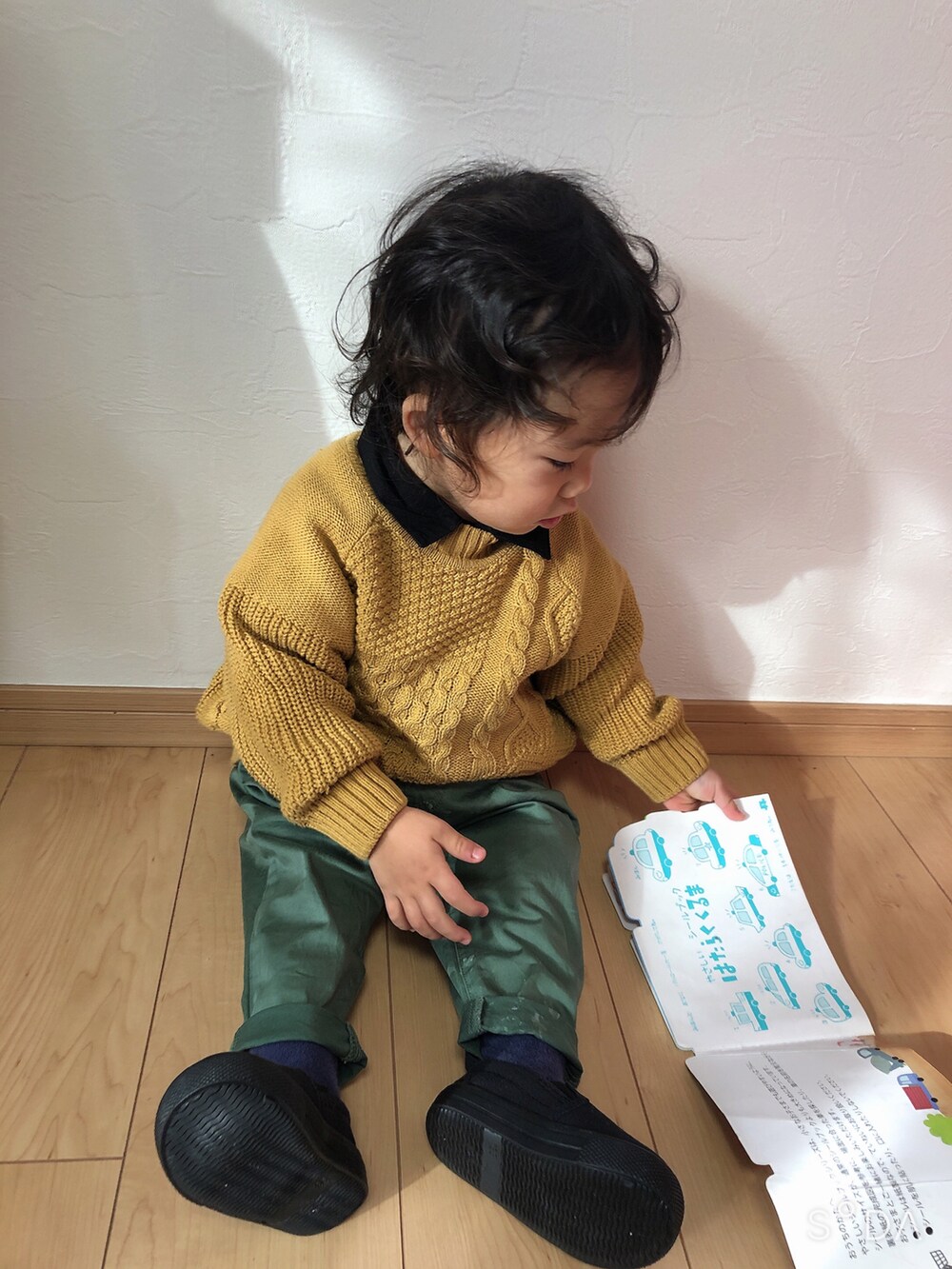 ブラック系のシャツ/ブラウス、イエロー系のニット/セーター、グリーン系のその他パンツを着用したキッズの冬コーディネートの3枚目の写真