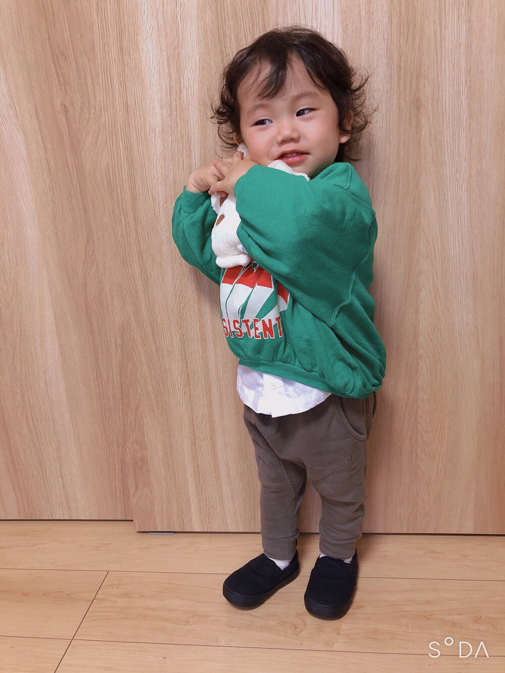 グリーン系のTシャツ/カットソー、グレー系のその他パンツ、ブラック系のスリッポンを着用したキッズの春コーディネートの2枚目の写真