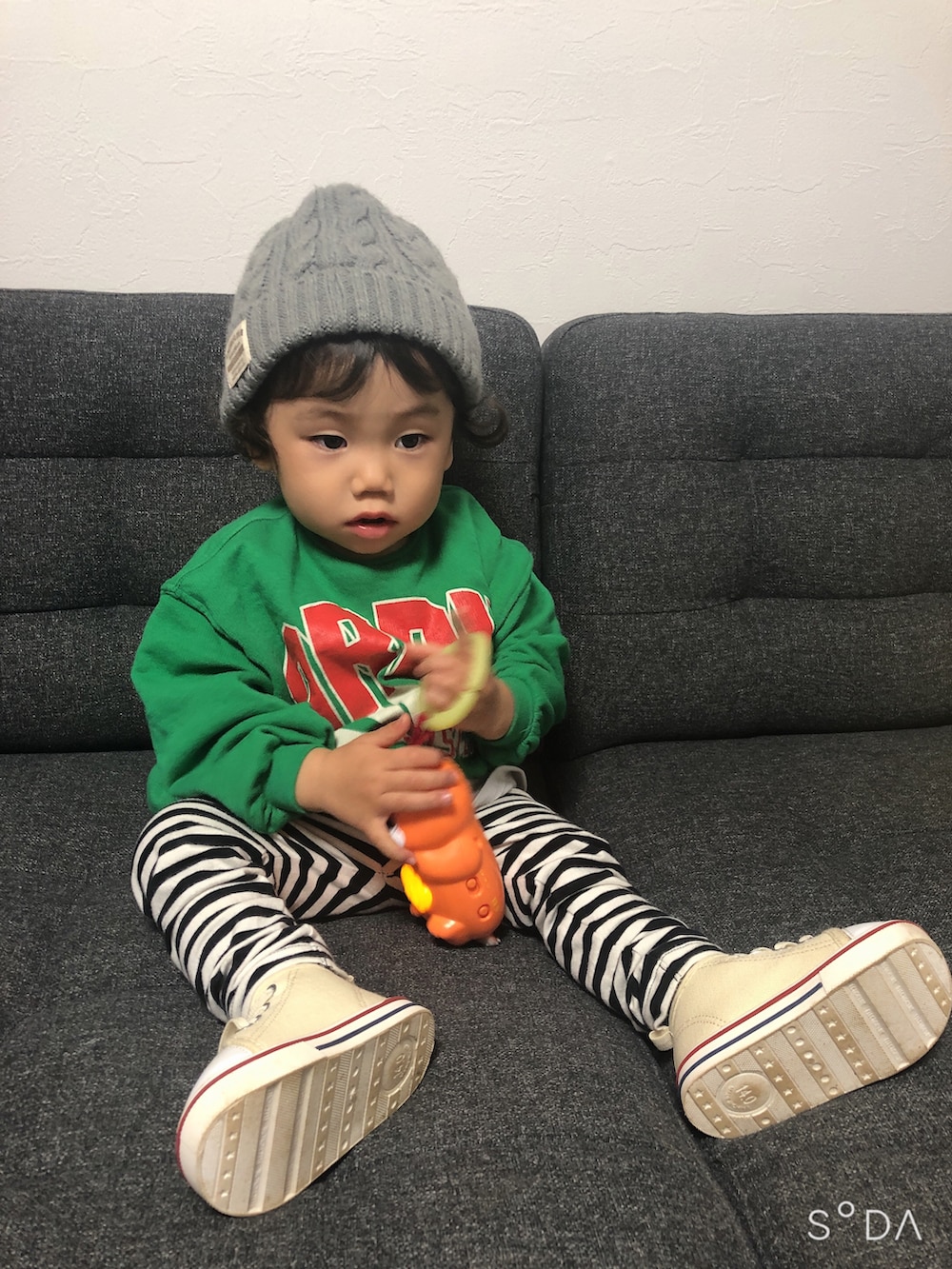 グリーン系のTシャツ/カットソー、イエロー系のタンクトップ、ホワイト系のスニーカーを着用したキッズの秋コーディネートの2枚目の写真