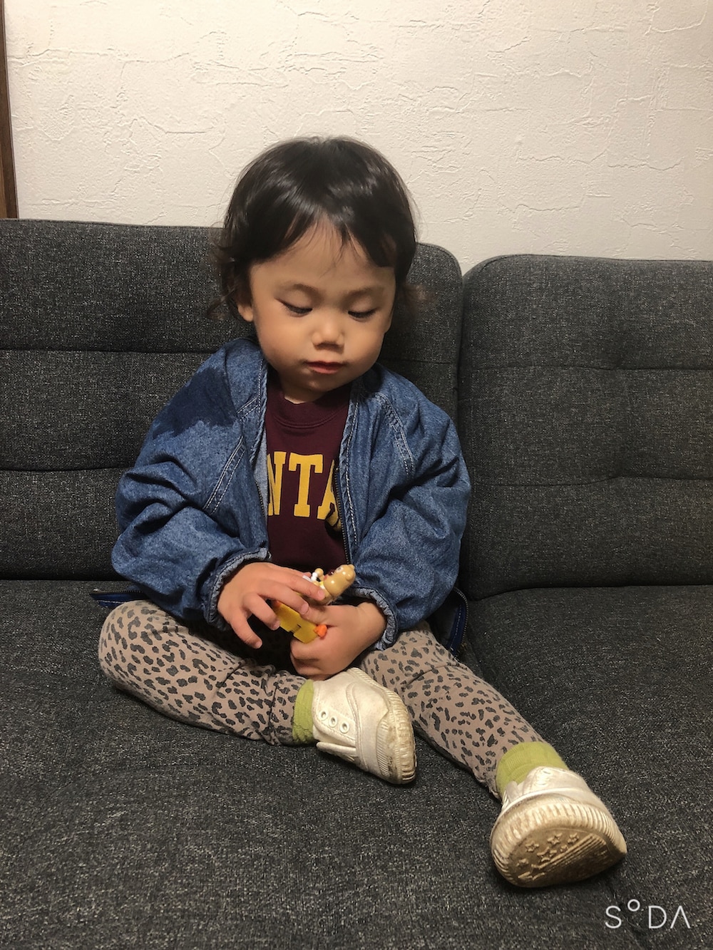 レッド系のスウェット、ホワイト系のスニーカー、ブラウン系のレギンス/スパッツを着用したキッズの秋コーディネートの2枚目の写真