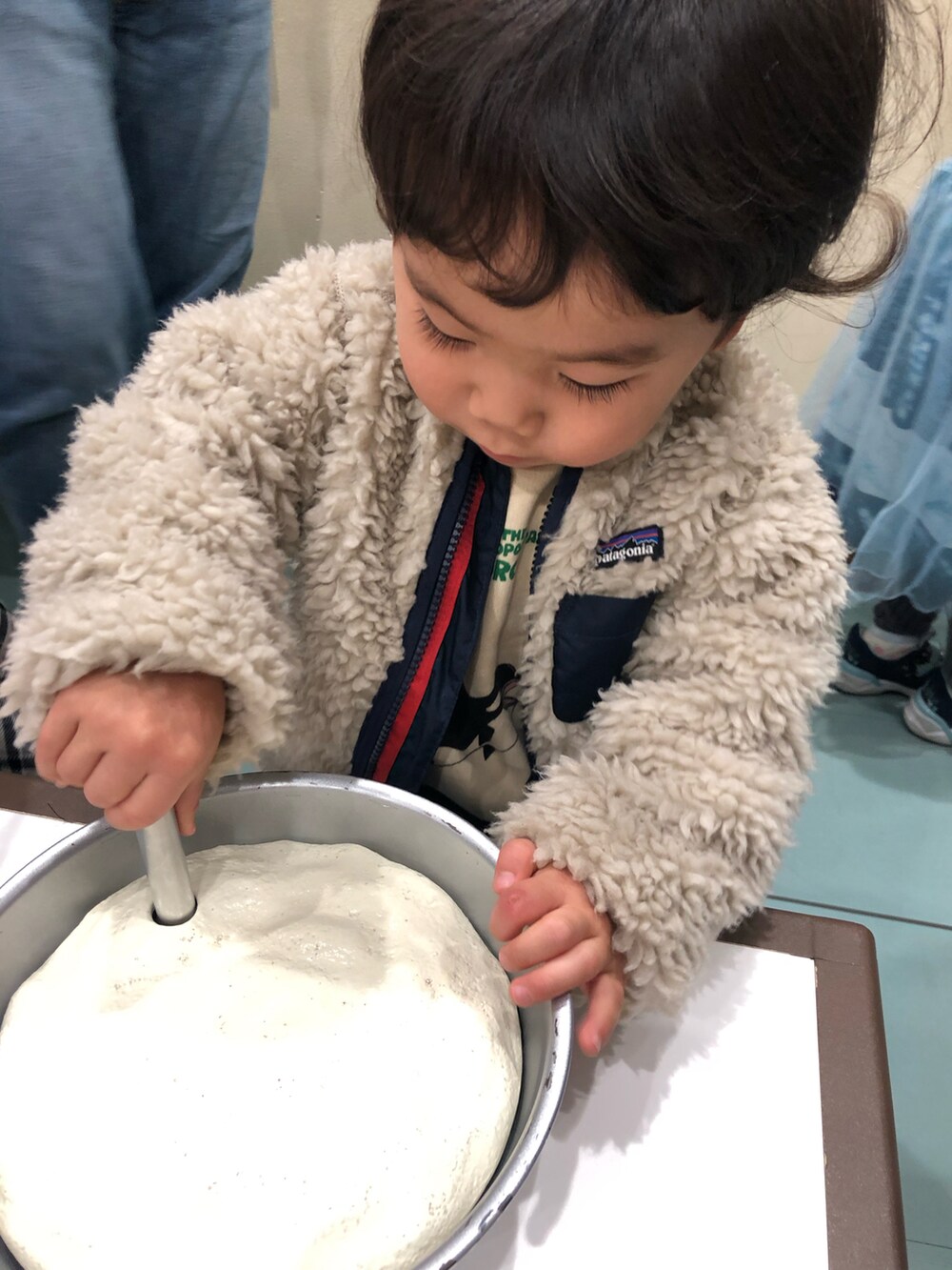 ホワイト系のスウェット、グレー系のその他パンツ、ベージュ系のブーツを着用したキッズの冬コーディネートの2枚目の写真