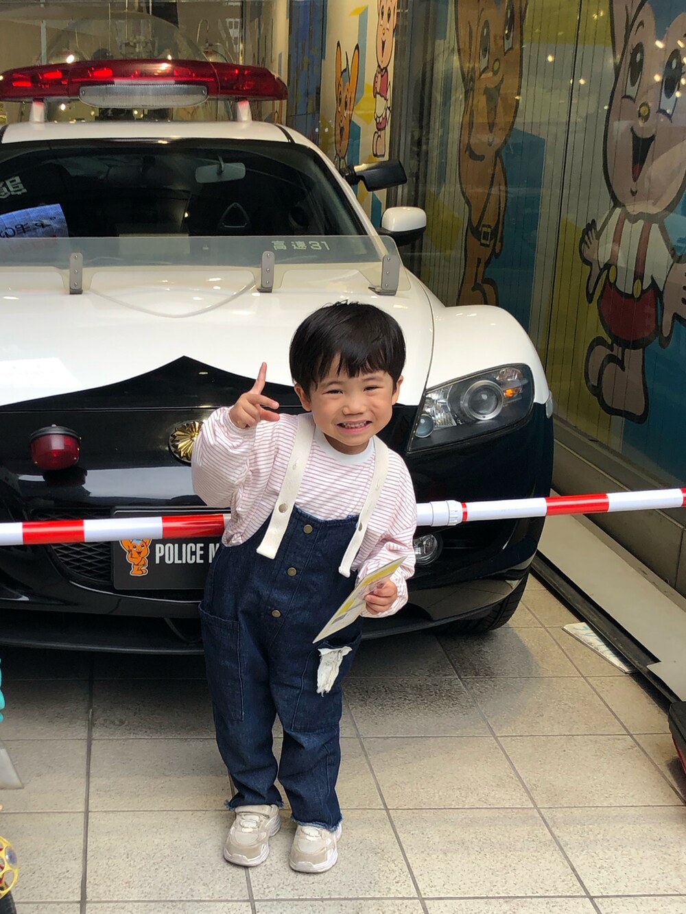 ピンク系のTシャツ/カットソー、ブルー系のサロペット/オーバーオール、ホワイト系のスニーカーを着用したキッズの春コーディネートの3枚目の写真