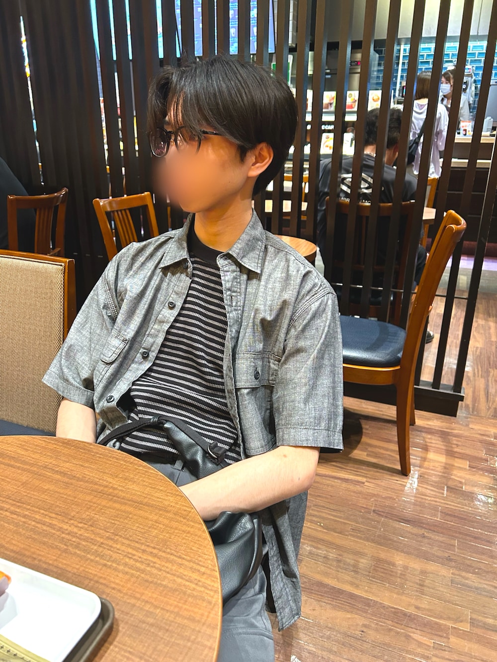 グレー系のTシャツ/カットソー、グレー系のシャツ/ブラウス、グレー系のカーゴパンツを着用したメンズの夏コーディネートの2枚目の写真