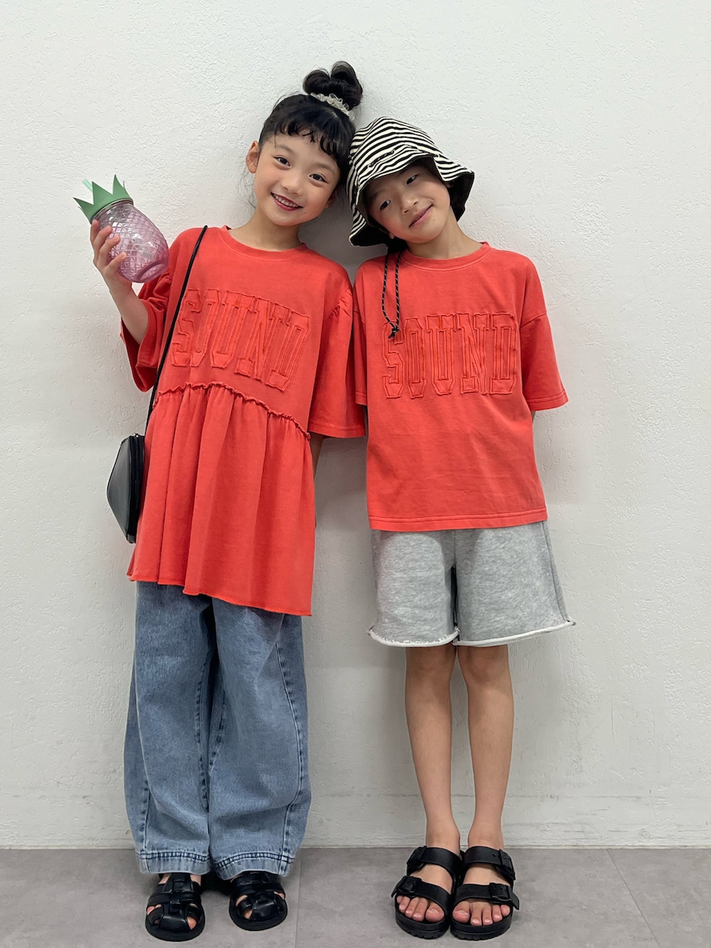 「リンクコーデ、キッズコーデ、キッズファッション、キッズ、子供服、こどもコーデ、夏コーデ、男の子、女の子、女の子コーデ、男の子コーデ、おそろいコーデ、kids、Tシャツ」｜「CIAOPANIC TYPYの【KIDS】ハート型BAG（ボディバッグ/ウエストポーチ、ブラック系）」を使った、sakusakuuuunさん（キッズ・120cm）の春コーディネートの2枚目の写真