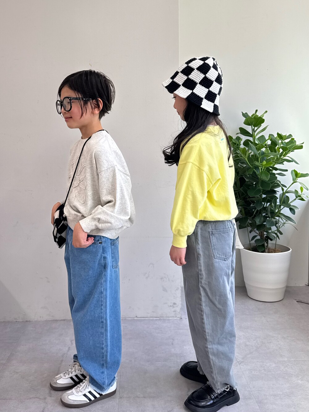 「スウェット、スウェットコーデ、リンクコーデ、デニム、デニムコーデ、デニムパンツ、DENIM、denim、男の子、男の子コーデ、男の子ファッション、女の子、女の子コーデ、キッズ、キッズコーデ」｜「CIAOPANIC TYPYの【2025年S/S新作】【KIDS】ピグメント加工フラワーロープスウェット（スウェット、ホワイト系）」を使った、sakusakuuuunさん（キッズ・120cm）の春コーディネートの2枚目の写真