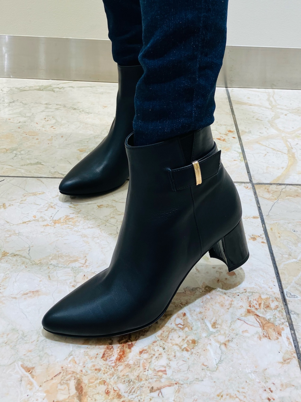 ブラック系のブーツを着用したレディースの秋コーディネートの2枚目の写真