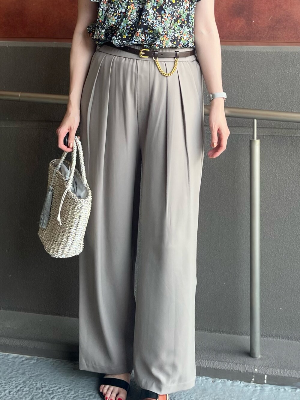 ブラック系のシャツ/ブラウス、ベージュ系のその他パンツを着用したレディースの夏コーディネートの3枚目の写真