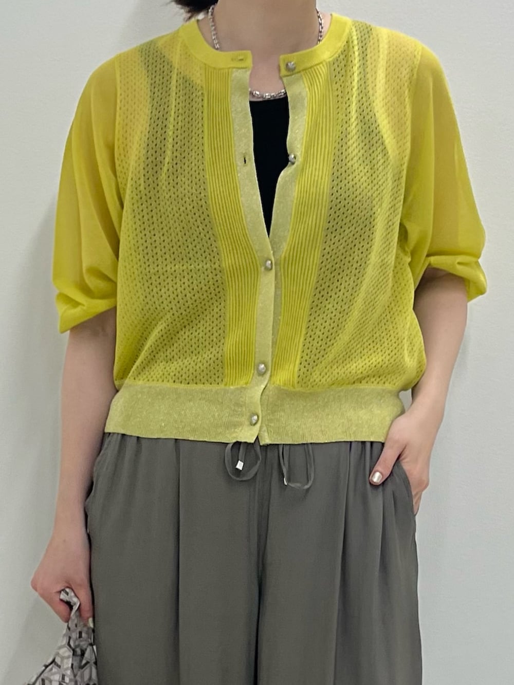 イエロー系のカーディガン/ボレロ、グリーン系のその他パンツを着用したレディースの夏コーディネートの2枚目の写真