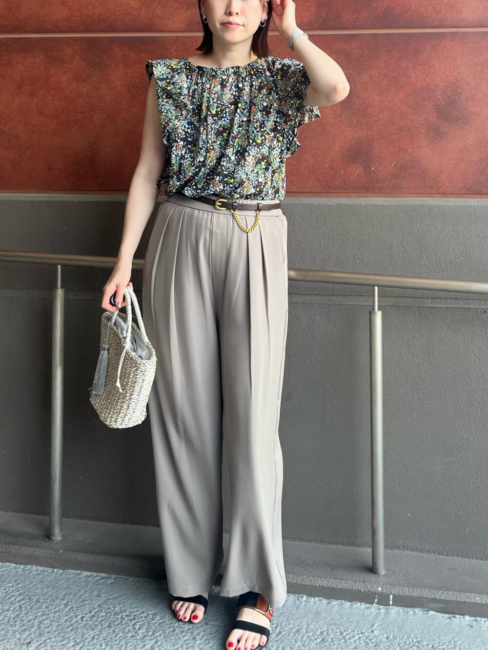 ブラック系のシャツ/ブラウス、ベージュ系のその他パンツを着用したレディースの夏コーディネートの4枚目の写真