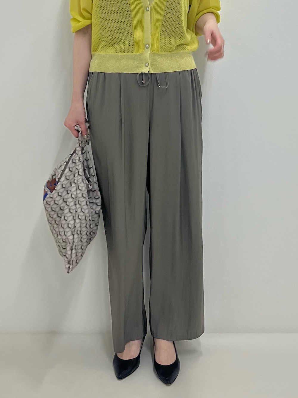 イエロー系のカーディガン/ボレロ、グリーン系のその他パンツを着用したレディースの夏コーディネートの3枚目の写真