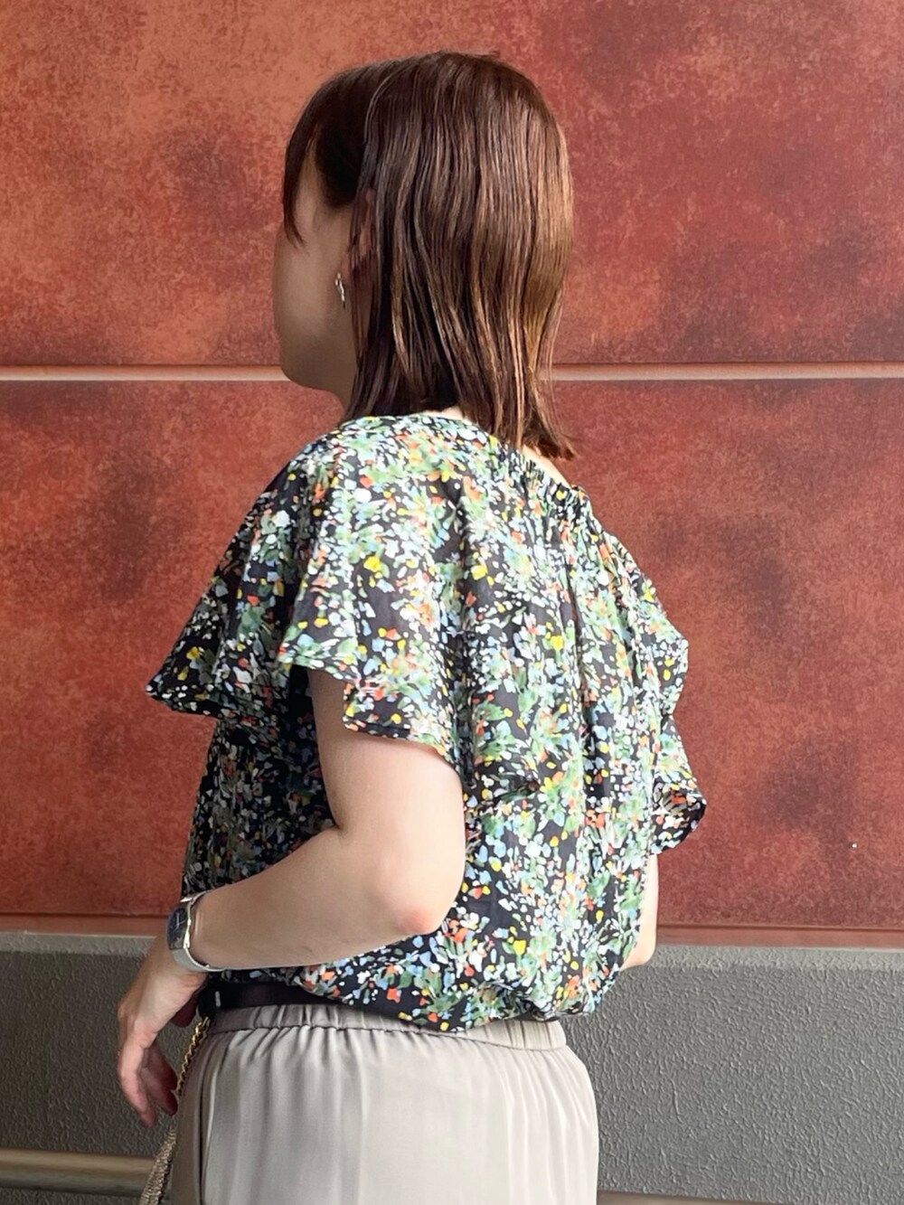 ブラック系のシャツ/ブラウス、ベージュ系のその他パンツを着用したレディースの夏コーディネートの2枚目の写真