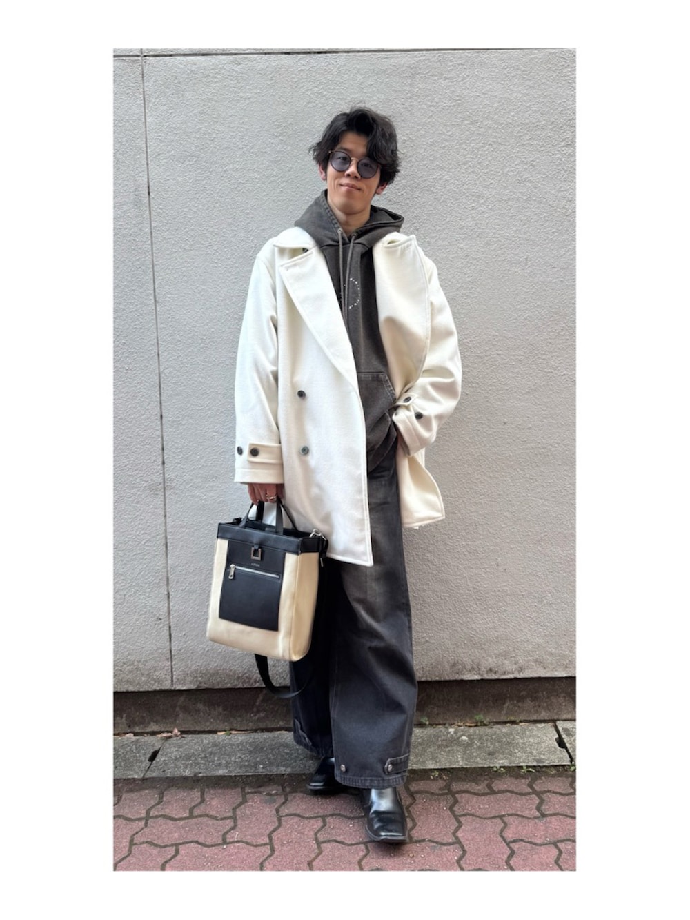 「adrer、パーカー、パーカーコーデ、ブルーボトルコーヒー」｜「ADRERのBeaver melton over P-coat（ピーコート、ホワイト系）」を使った、Salanさん（メンズ・180cm）の冬コーディネートの3枚目の写真