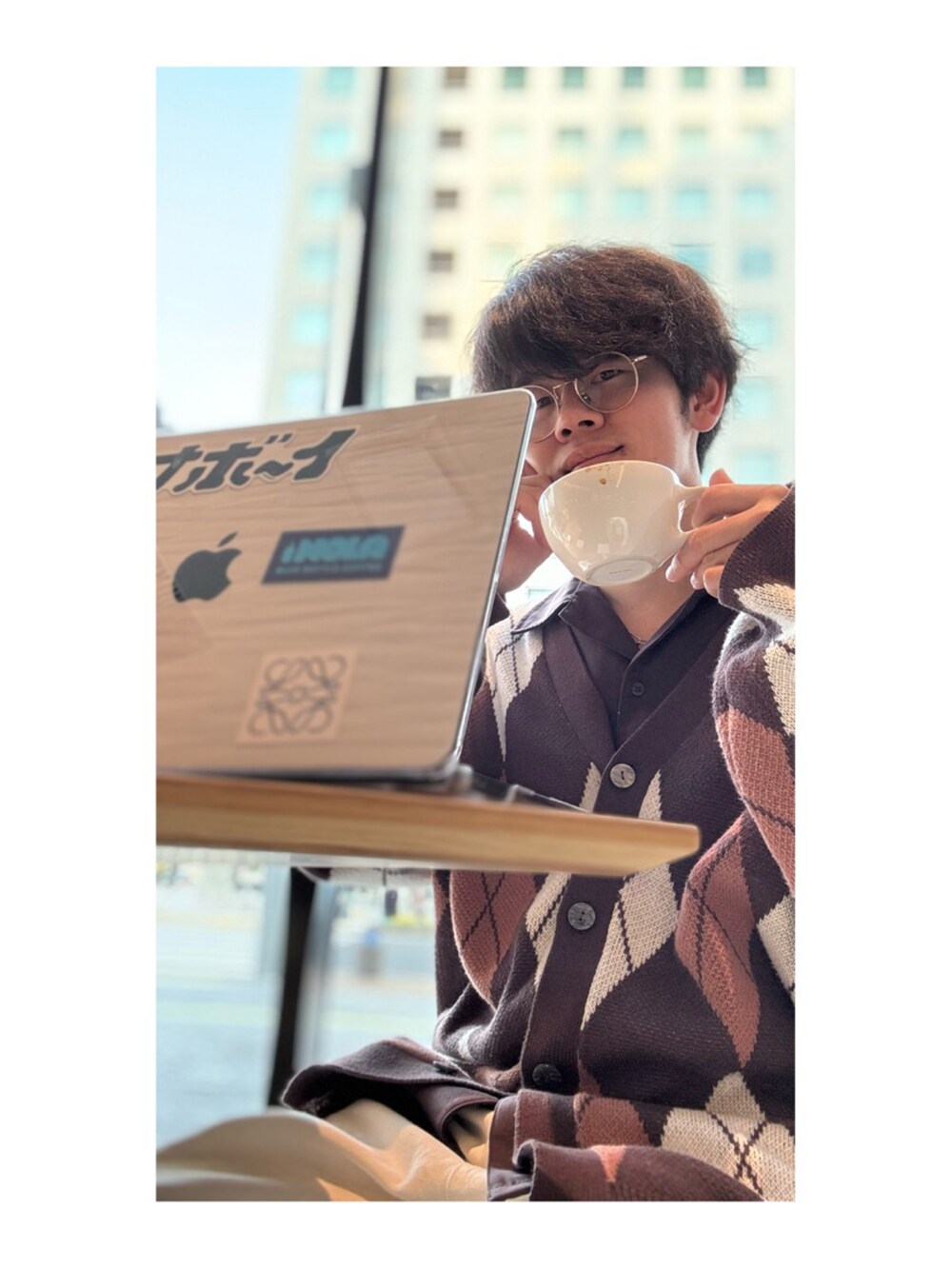 「adrer、adrerコーデ、カフェ、Pコート、カーティガン」｜「ADRERのextra quality Balloon sleeve dolman over cardigan/エクストラクオリティバルーンスリーブドルマンオーバーカーディガン（カーディガン/ボレロ、その他）」を使った、Salanさん（メンズ・180cm）の冬コーディネートの4枚目の写真