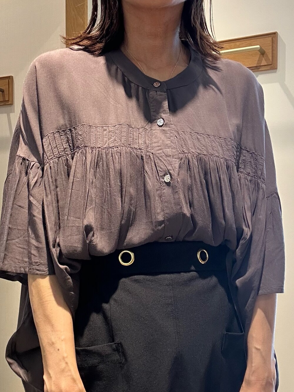 グレー系のシャツ/ブラウス、ブラック系のスカート、ベージュ系のボストンバッグを着用したレディースの夏コーディネートの7枚目の写真