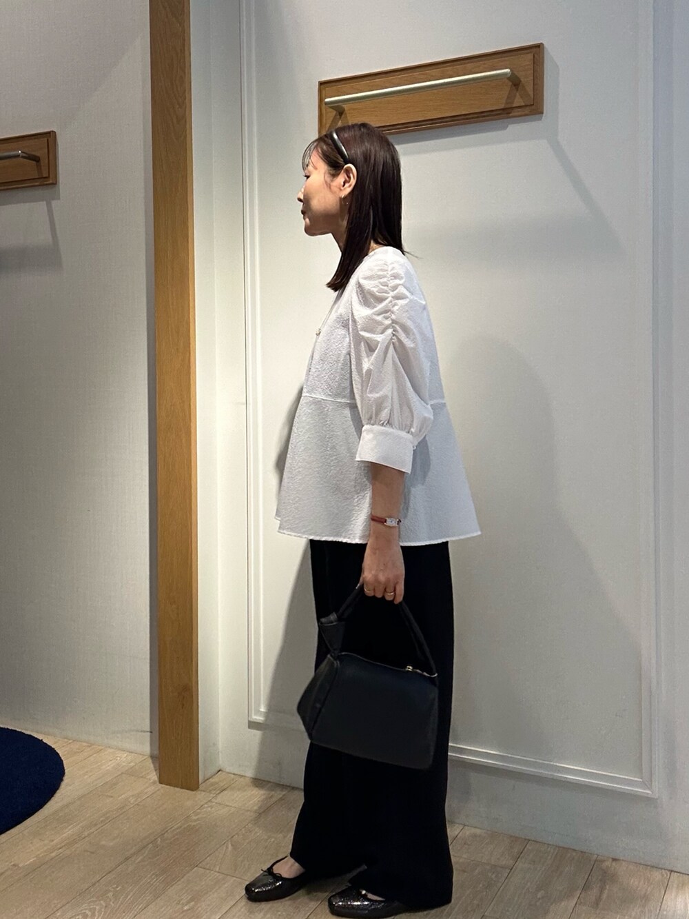 ホワイト系のシャツ/ブラウス、ブルー系のその他パンツ、ブラック系のショルダーバッグを着用したレディースの春コーディネートの4枚目の写真