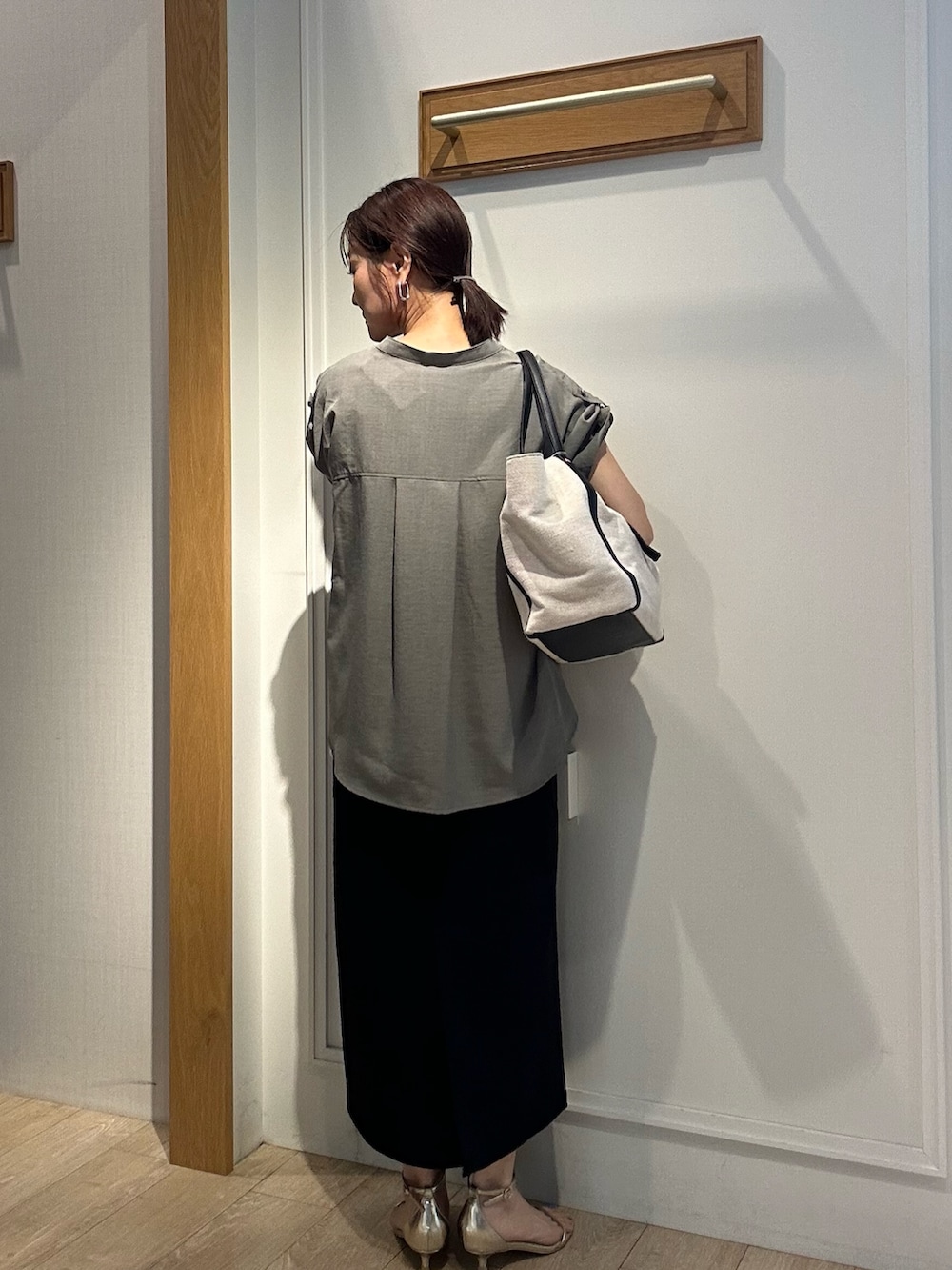 「夏ルックで気分アップ、シンプルコーデ、夏コーデ、お出かけコーデ、夏服コーデ、涼しいコーデ、シャツ/ブラウス、ノーリーズ、低身長コーデ、低身長女子、150cm台コーデ、きちんとスタイル、通勤コーデ、通勤スタイル、カーキシャツ」｜「MICO COULIERの麻調ヒヨクターンバックブラウス（シャツ/ブラウス、グリーン系）」を使った、daimonさん（レディース・154cm）の夏コーディネートの3枚目の写真