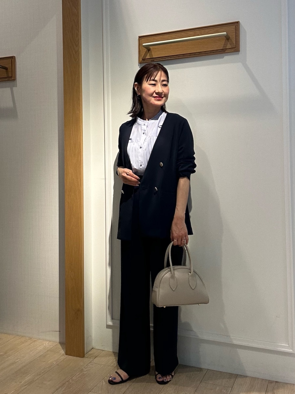 ブルー系のシャツ/ブラウス、ブルー系のその他パンツ、ブルー系のノーカラージャケットを着用したレディースの夏コーディネートの9枚目の写真