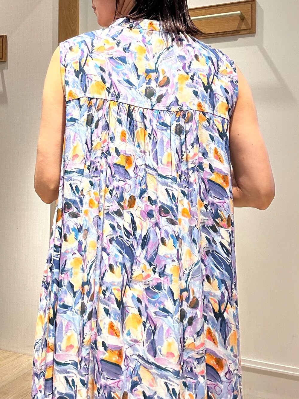 ブルー系のワンピース、グレー系のニット/セーター、ブラウン系のサンダルを着用したレディースの夏コーディネートの6枚目の写真